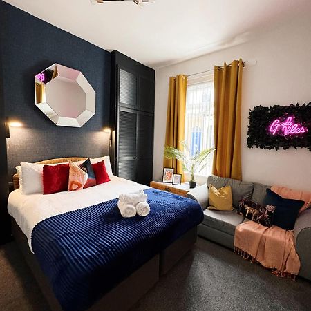 A&A Luxury Stay Rosedale St - Chic, Modern, City Centre, Neon Decor 선덜랜드 외부 사진