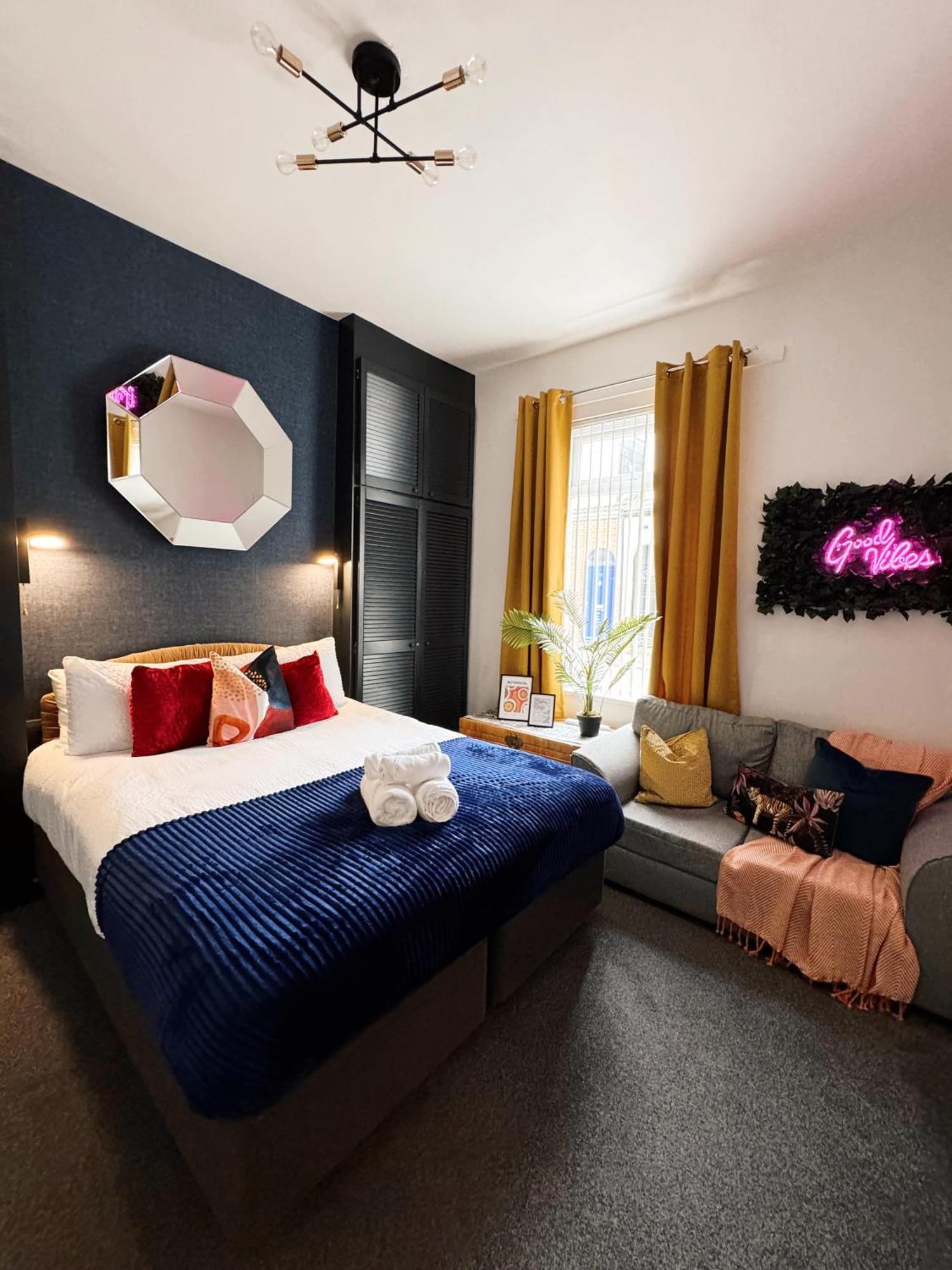 A&A Luxury Stay Rosedale St - Chic, Modern, City Centre, Neon Decor 선덜랜드 외부 사진