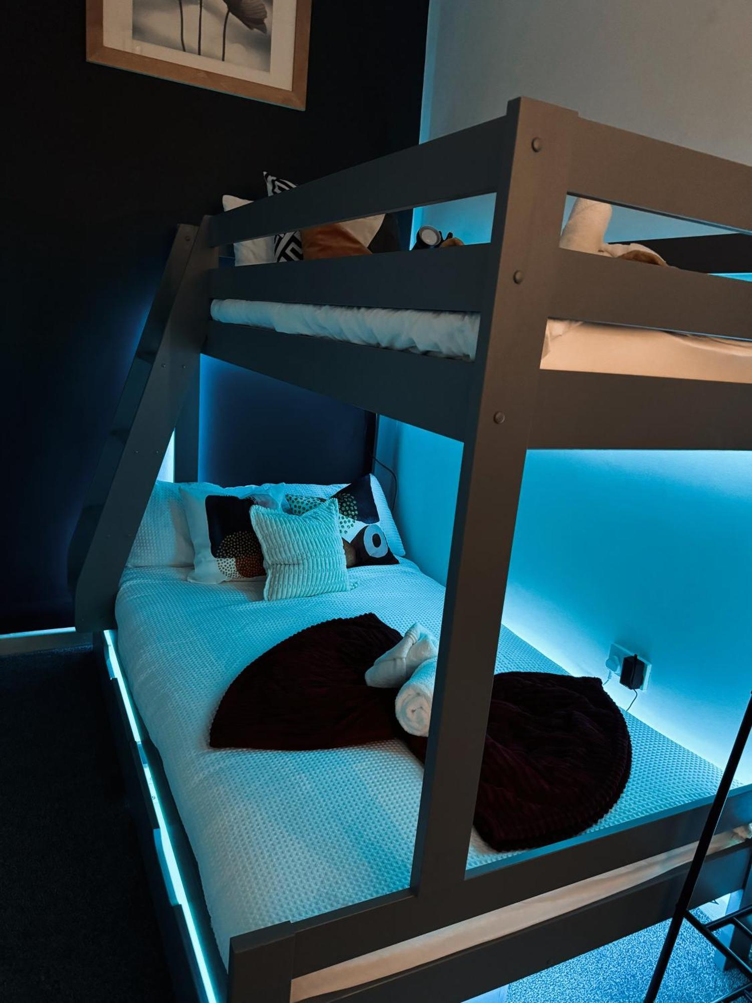 A&A Luxury Stay Rosedale St - Chic, Modern, City Centre, Neon Decor 선덜랜드 외부 사진