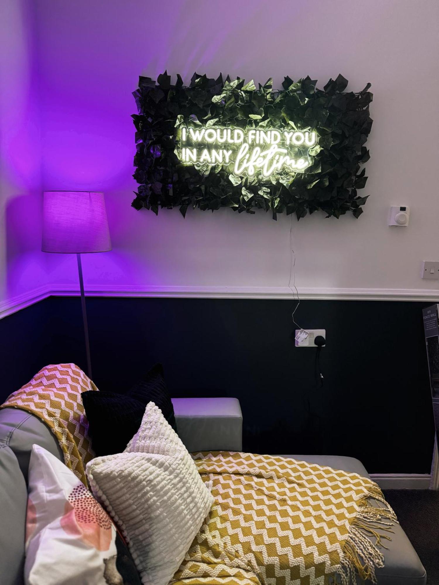 A&A Luxury Stay Rosedale St - Chic, Modern, City Centre, Neon Decor 선덜랜드 외부 사진