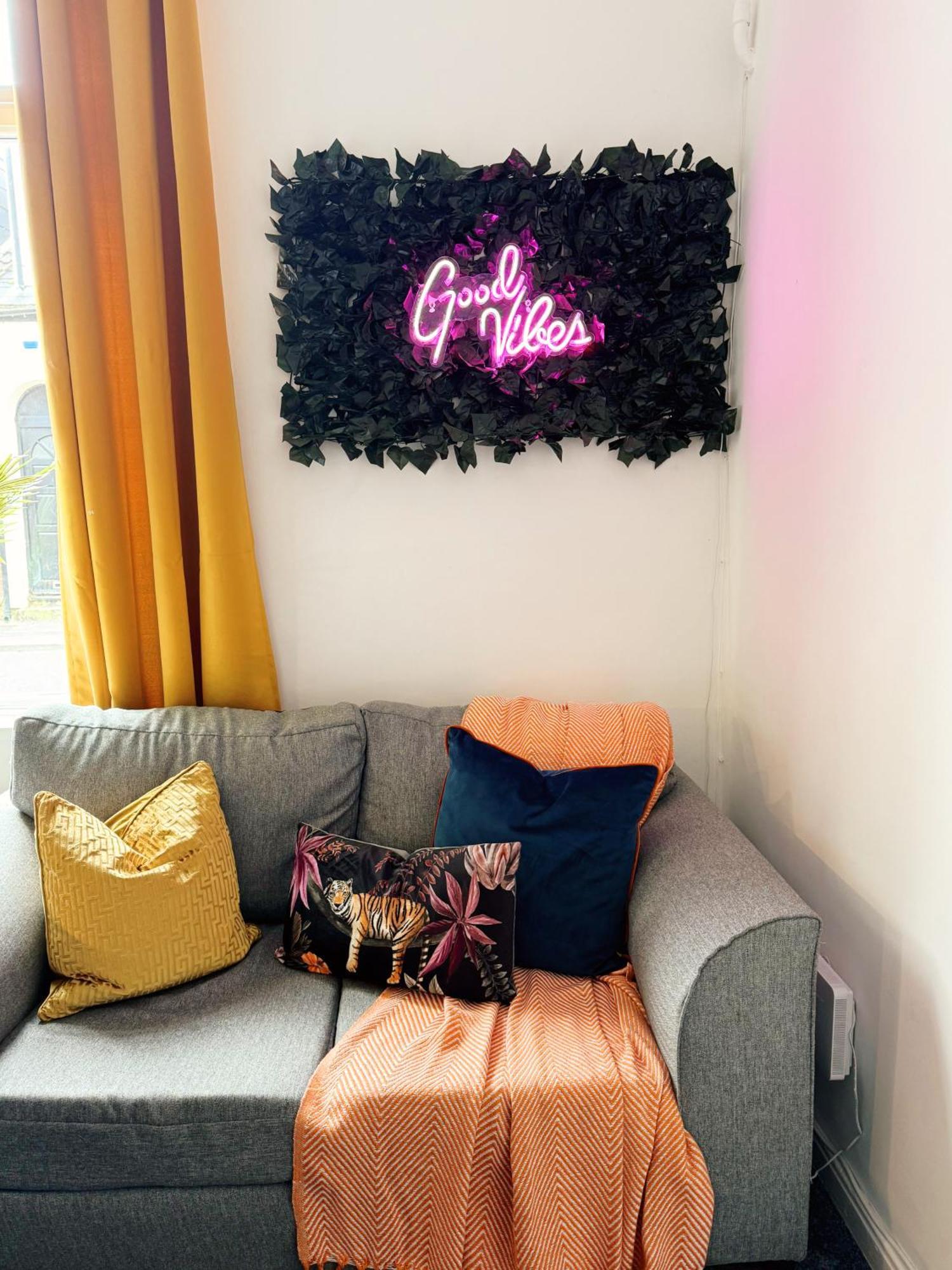 A&A Luxury Stay Rosedale St - Chic, Modern, City Centre, Neon Decor 선덜랜드 외부 사진