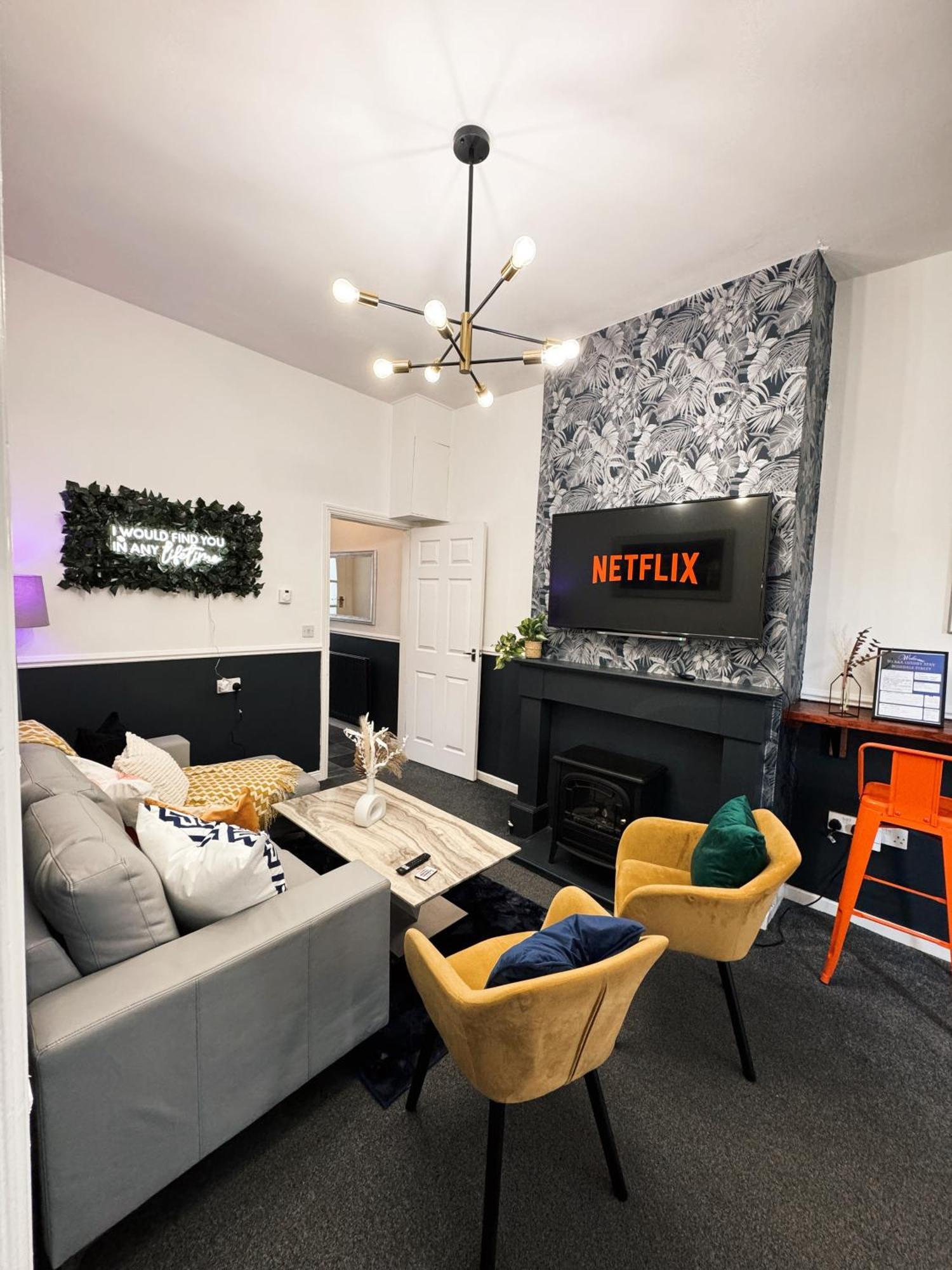 A&A Luxury Stay Rosedale St - Chic, Modern, City Centre, Neon Decor 선덜랜드 외부 사진