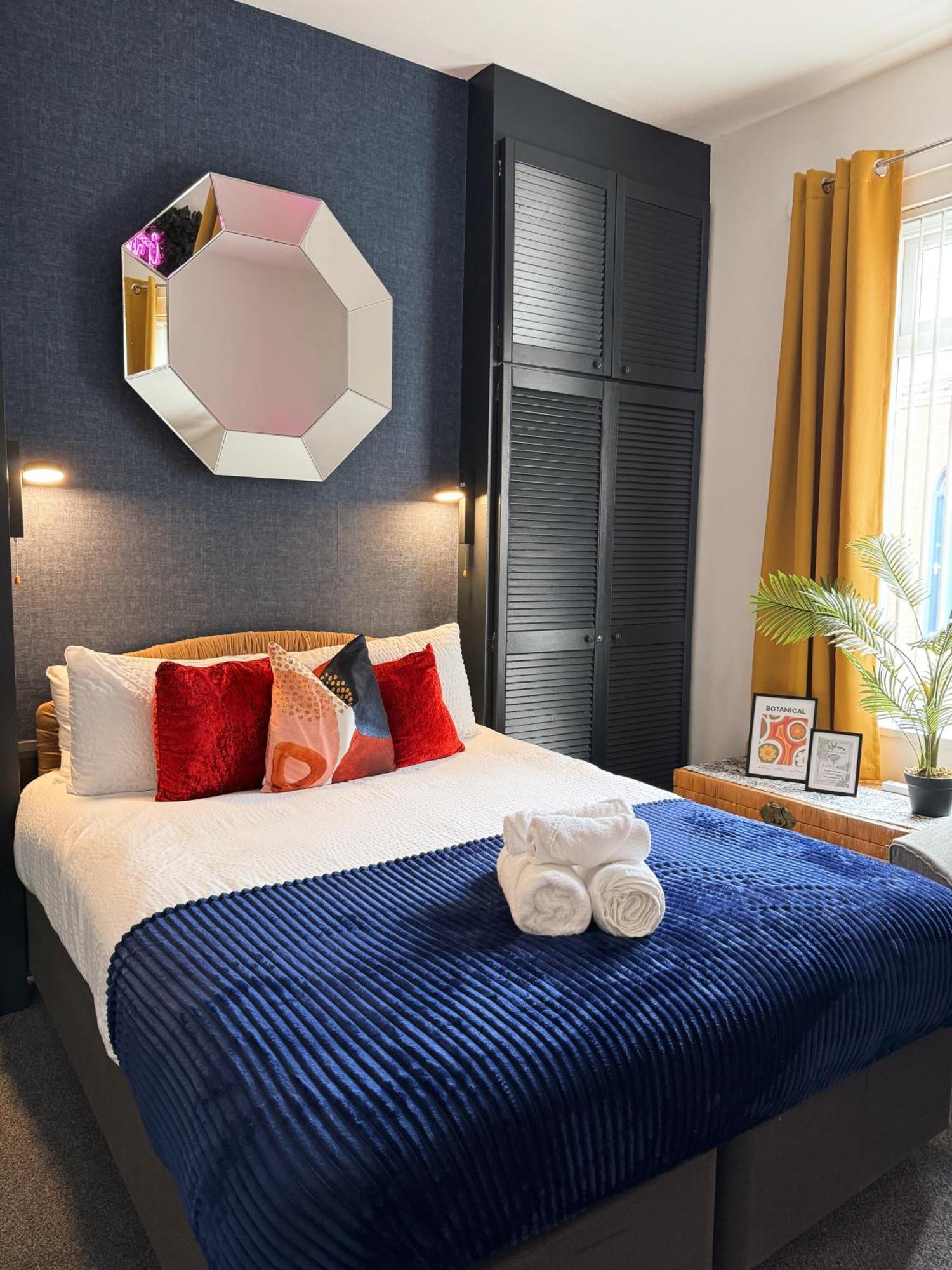 A&A Luxury Stay Rosedale St - Chic, Modern, City Centre, Neon Decor 선덜랜드 외부 사진