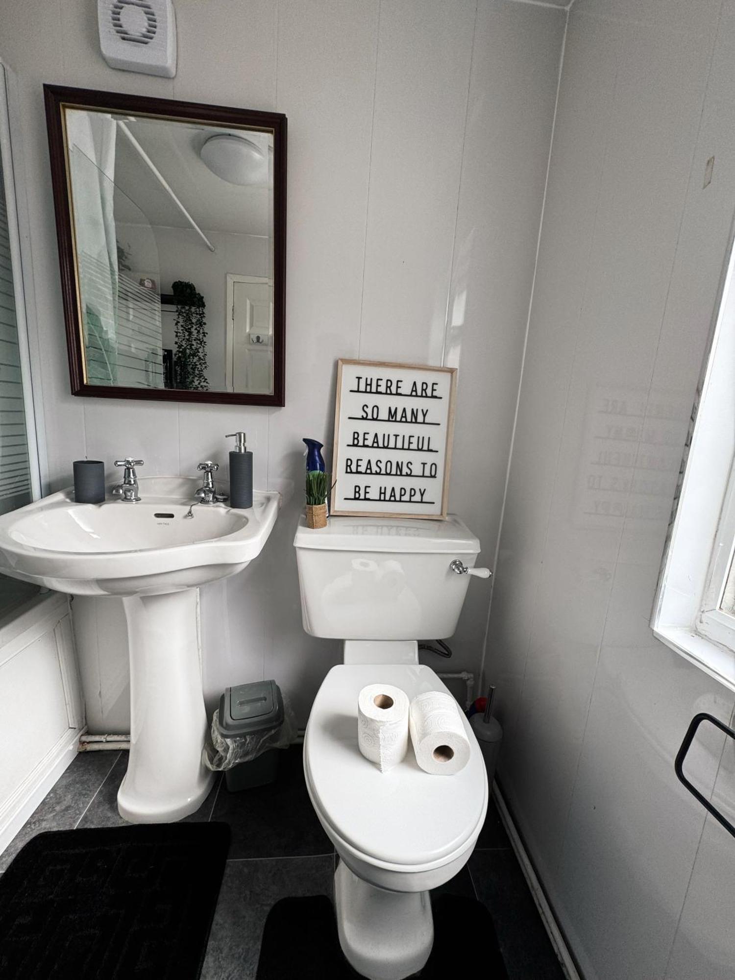 A&A Luxury Stay Rosedale St - Chic, Modern, City Centre, Neon Decor 선덜랜드 외부 사진