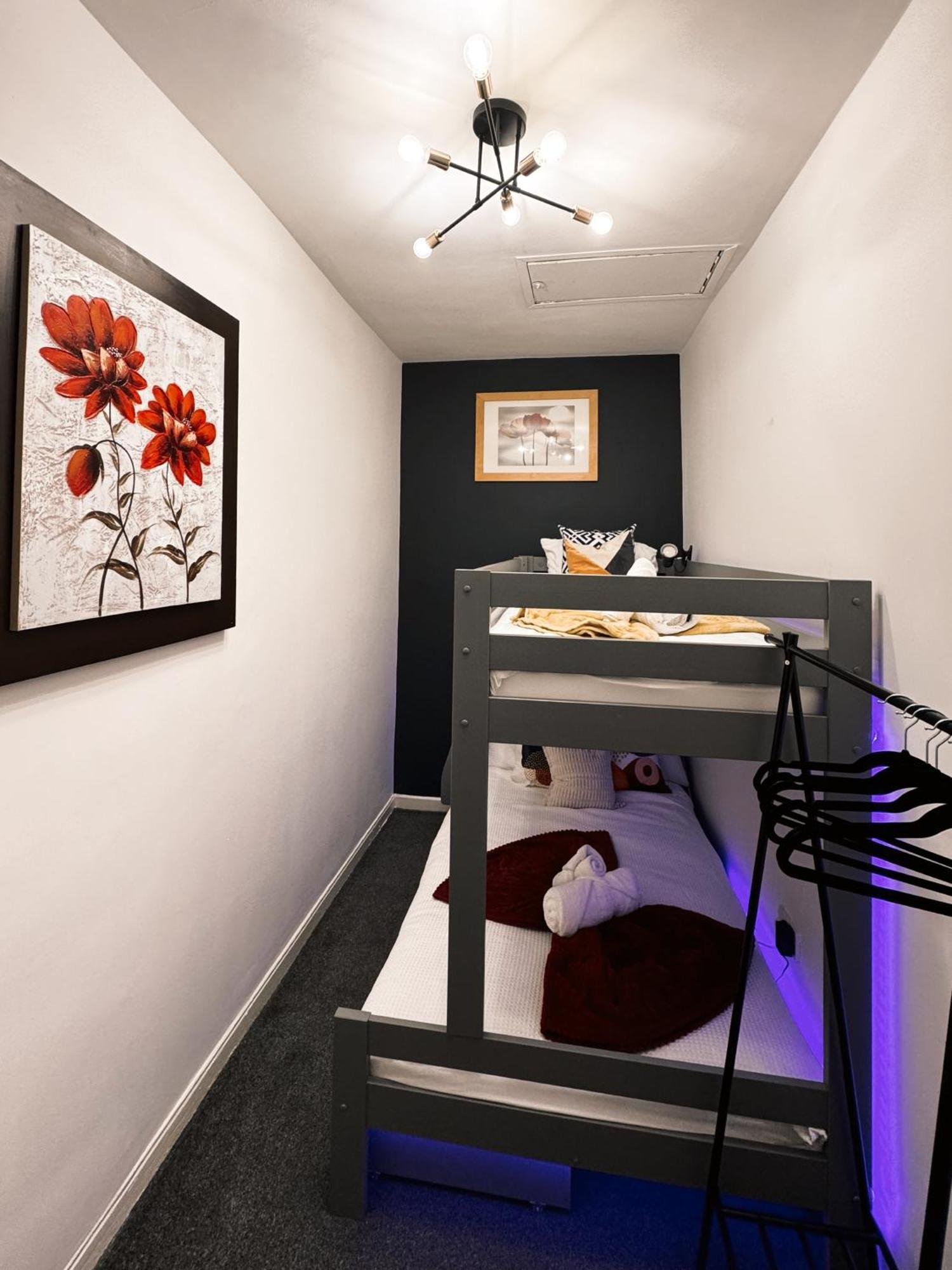 A&A Luxury Stay Rosedale St - Chic, Modern, City Centre, Neon Decor 선덜랜드 외부 사진