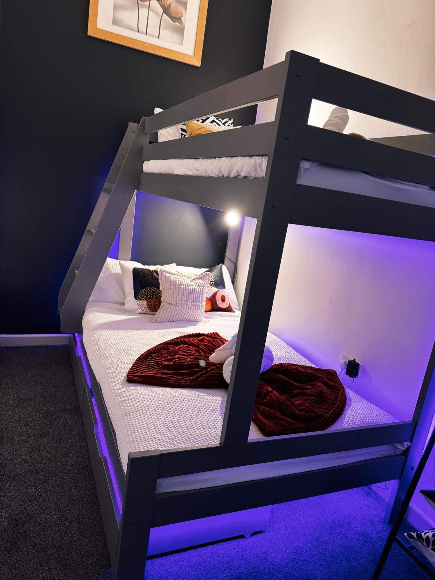 A&A Luxury Stay Rosedale St - Chic, Modern, City Centre, Neon Decor 선덜랜드 외부 사진